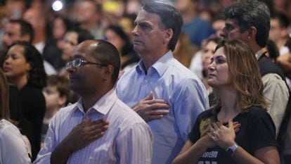 Jair e Michelle Bolsonaro, em culto evangélico neste domingo.