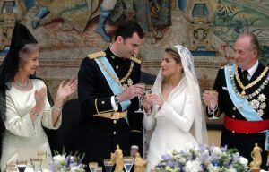 O príncipe Felipe brinda com sua esposa, Letizia Ortiz, no dia de seu casamento diante dos Reis.