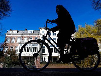 Uma ciclista em Haia, nos Países Baixos.