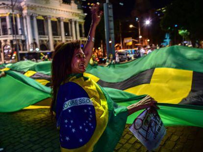Manifestante contrária ao Governo Dilma protesta no Rio de Janeiro, nesta segunda-feira.