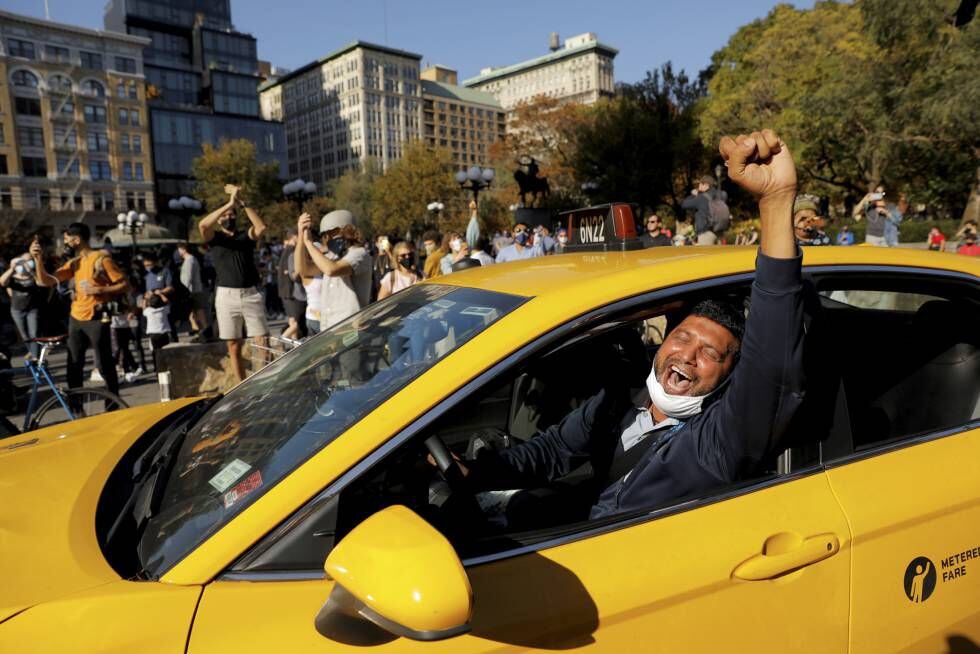 <b>A rua explode. </b> Um taxista ergue o punho na Union Square, em Manhattan, Nova York, no dia 7 de novembro, após a divulgação de resultados que confirmavam Joe Biden como vencedor das eleições presidenciais dos Estados Unidos.