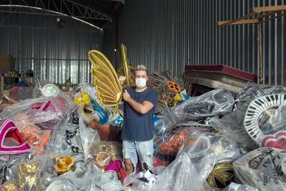 Gabriel Melo, diretor de carnaval do Vai-Vai, em meio a uma pilha de fantasias de anos anteriores.