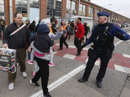 Passageiros e funcionários deixam o aeroporto internacional de Zaventem, nos arredores de Bruxelas, após as explosões no local.