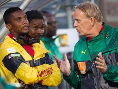 Eto'o e o técnico da seleção do Camarões, Volker Finke.