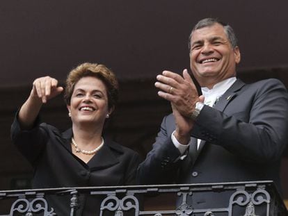 Os presidentes do Brasil, Dilma Rousseff (à esq.), e do Equador, Rafael Correa, acenam de uma sacada em Quito.