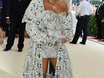 Rihanna, anfitriã da noite, roubou mais uma vez a cena na noite de gala do Metropolitan Museum of Art em Nova York. Ela foi ao MET Gala 2018 de Papa.