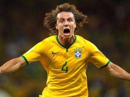 David Luiz comemora gol diante da Colômbia, na Copa de 2014.