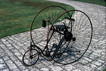 Os triciclos de roda alta eram um pouco mais seguros e foram fabricados pensando nas mulheres.