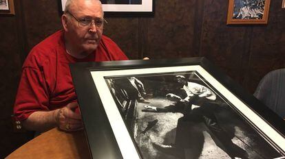 Boris Yaro mostra a foto que fez de Kennedy