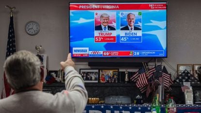 Um homem analisa os resultados da Virgínia a favor do presidente Trump na sede republicana do condado de Cochise em Sierra Vista, Arizona.