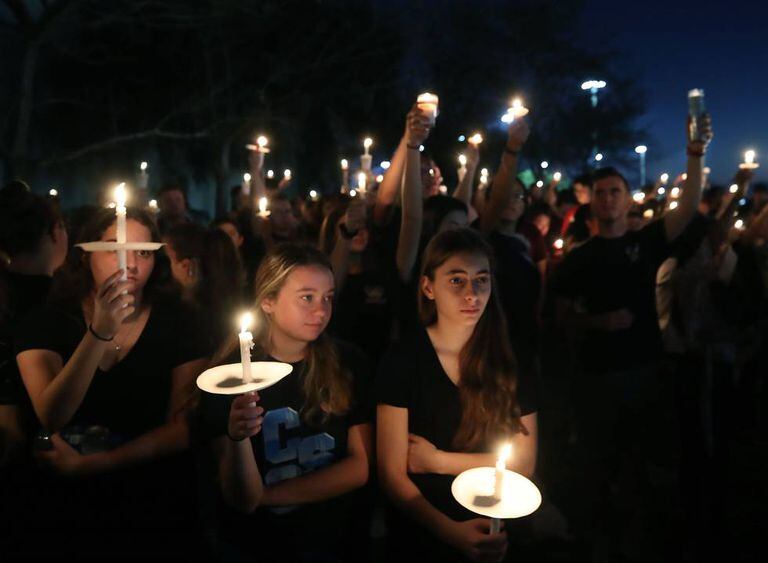 Estudantes e familiares fazem uma vigília em Parkland pelas vítimas do ataque a tiros de fevereiro de 2018.