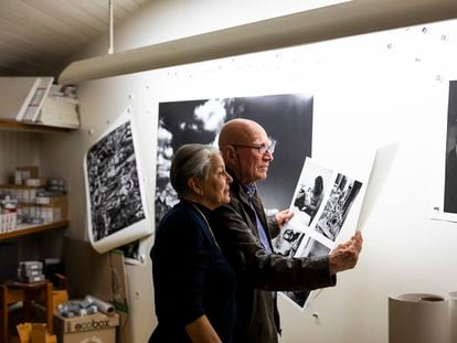 O casal formado por Sebastião Salgado e Lélia Wanick Salgado, fotografado no seu estúdio de Paris, trabalha na edição fotográfica. Seu novo livro e exposição, 'Amazônia', foi inaugurado em 20 de maio na Philharmonie de Paris.