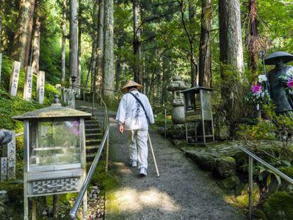 Um peregrino percorre um trecho da Rota dos 88 templos da isa de Shikoku