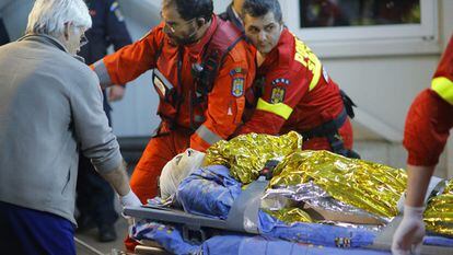 Um ferido é levado ao hospital de Bucareste.