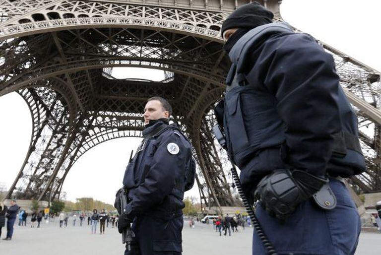 Policiais e Exército ocupam ruas de Paris e pontos turísticos após atentado.
