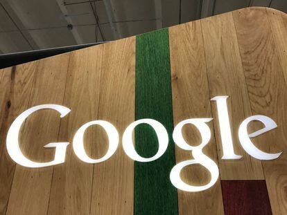 Logotipo do Google numa loja em Los Angeles, Califórnia.