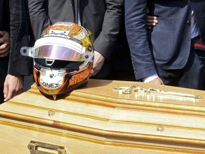 Pilotos, mecânicos e dirigentes do mundo da Fórmula 1 se despedem de Jules Bianchi durante enterro em Nice, na França.