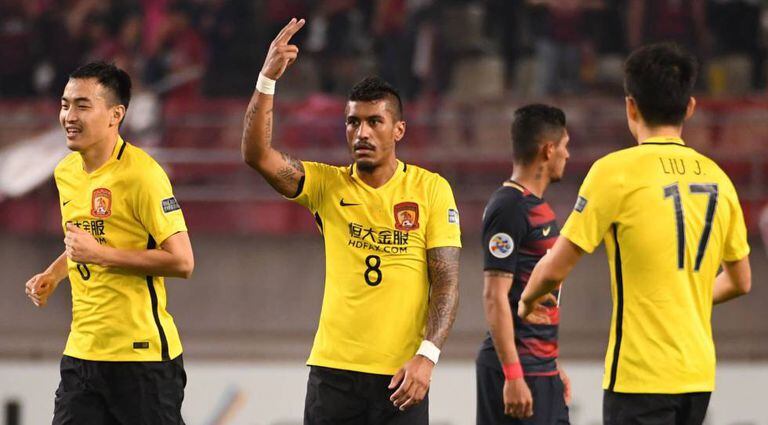 Paulinho, durante uma partida com o Guangzhou.