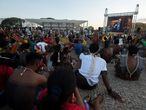 AME799. BRASIL (BRASIL), 25/08/2021.- Grupos de indígenas participan en un plantón para manifestarse contra el Gobierno brasileño, hoy, en la Explanada de los Ministerios, en Brasilia (Brasil). Cerca de 6.000 indígenas participan esta semana en Brasilia en una manifestación denominada "Lucha por la vida", programada para durar 7 días, del 22 al 28 de agosto, en la que buscan manifestar su rechazo al gobierno de Jair Bolsonaro y que el Congreso y la Corte Suprema discuta temas y proyectos de importancia para sus derechos y territorios. EFE/ Joédson Alves