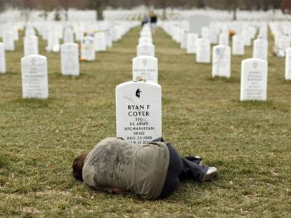 Mulher em frente à tumba do seu irmão, em Arlington.