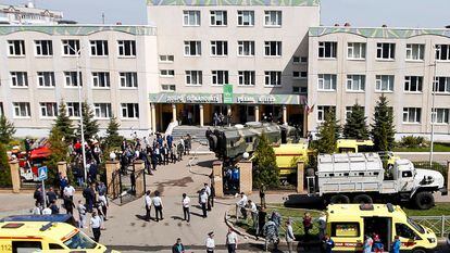 Agentes de emergência em frente à Escola 175, em Kazan, local do ataque desta terça-feira.