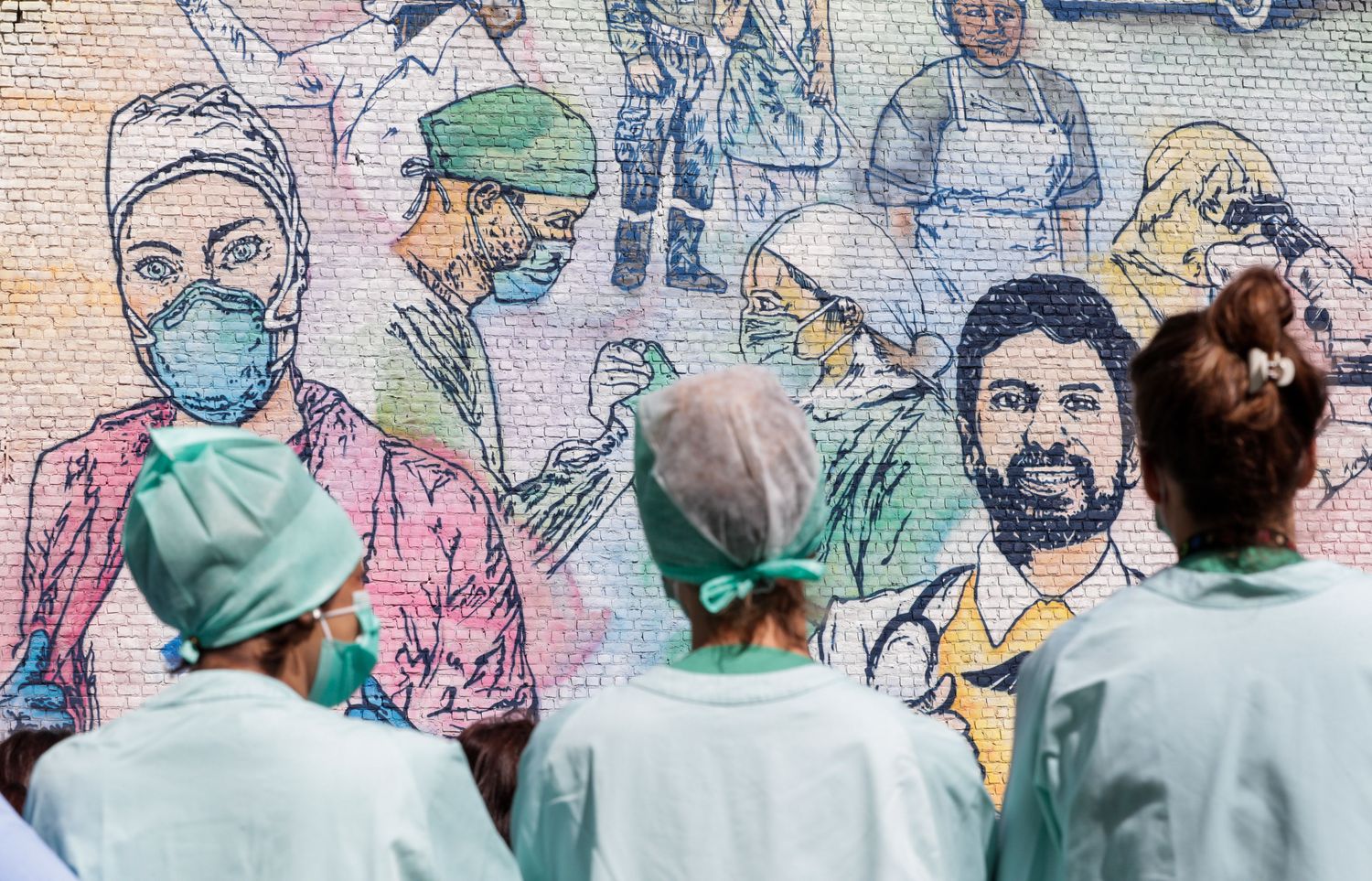 Funcionários de hospital de Bruxelas veem pintura em sua homenagem, nesta segunda.
