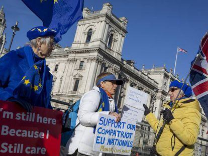 Partidários da permanência na UE protestam nesta quarta-feira diante do Parlamento, em Londres.