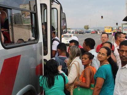 Pessoas em ponto de ônibus de Brasília.