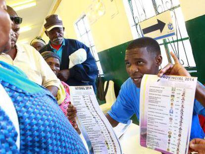 Um funcionário explica como se vota em um colégio de Nkandla.