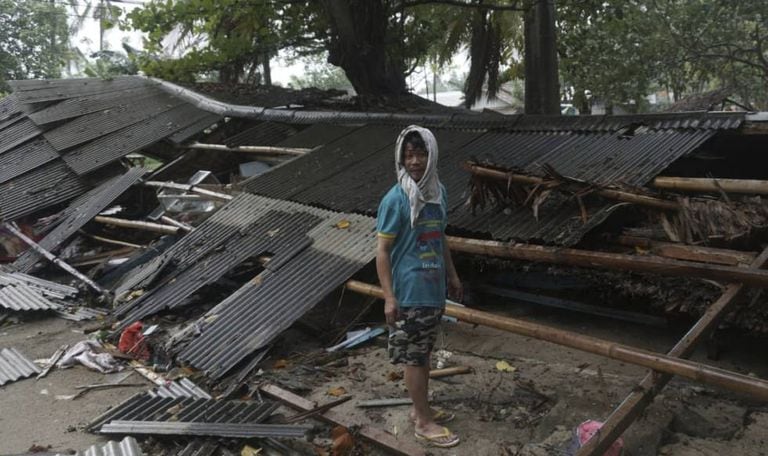 Um homem em Carita, no distrito de Pandeglang, depois do tsunami.