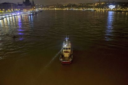 Navio de resgate procura sobreviventes após o naufrágio de uma embarcação turística nesta quarta-feira no rio Danúbio, em Budapeste
