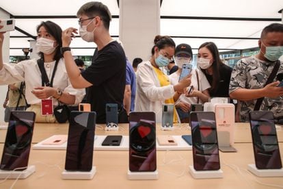Clientes durante a abertura de uma loja da Huawei no início deste ano em Xangai.