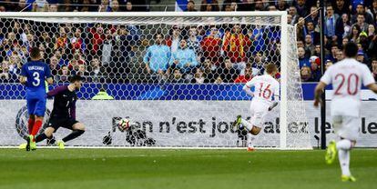 Deulofeu marca o segundo gol da Espanha, anulado pelo bandeirinha.