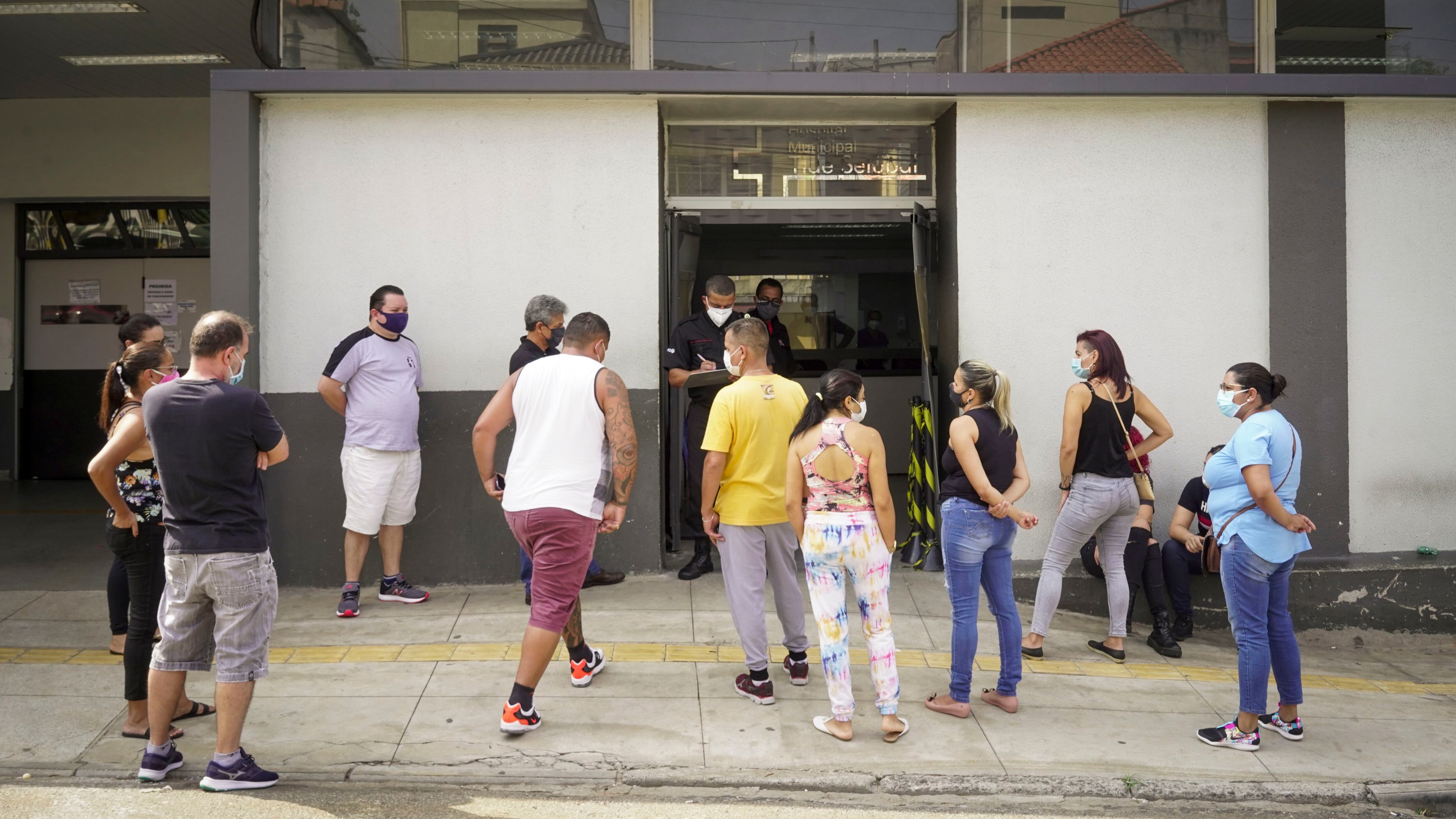 Familiares de pacientes com covid-19 na porta do hospital pública na zona leste de São Paulo.