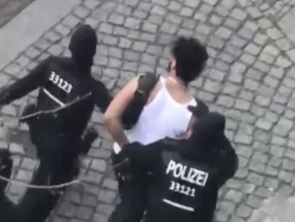 Um suspeito é levado pela polícia neste domingo em Berlim.