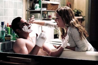 Tienes que confiar mucho en alguien (o las manos inutilizadas) para dejar que te afeiten. Jacinda Barrett lo hace con Joaquin Phoenix en 'Brigada 49' (2004).