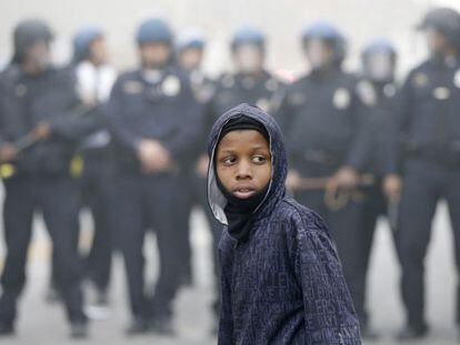 Um garoto diante da polícia, durante os protestos de segunda-feira em Baltimore.
