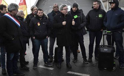 O líder esquerdista Jean-Luc Mélenchon fala com um grupo de ferroviários em Paris.