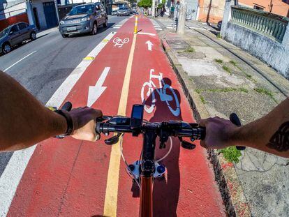 Ciclista pedala por ciclovia em São Paulo