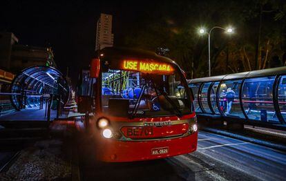 Jaime Lerner foi o responsável por uma revolução no transporte coletivo sobre rodas em Curitiba. Na imagem, um ônibus circula pela capital paranaense.