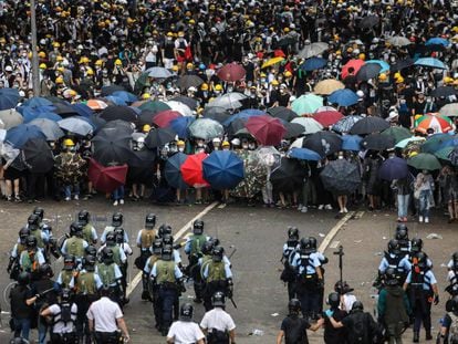 Manifestantes e policiais se enfrentam durante protesto nas ruas de Hong Kong, nesta quarta-feira. 
