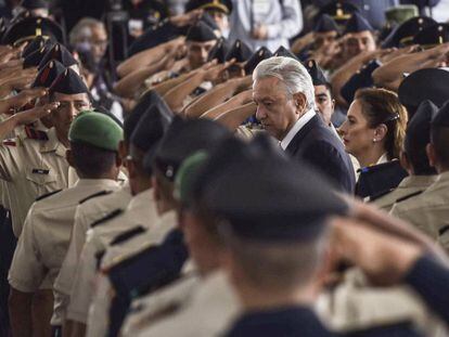 López Obrador entre militares no Dia do Exército Mexicano