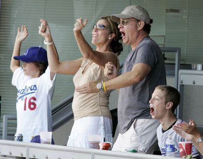 Rita Wilson, Tom Hanks e seus filhos Truman (à esquerda) e Chester (à direita) durante um jogo de beisebol em Los Angeles, em 2004.