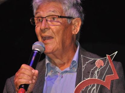 O jornalista e colunista Juan Arias ao receber o prêmio Comunique-se 2017.