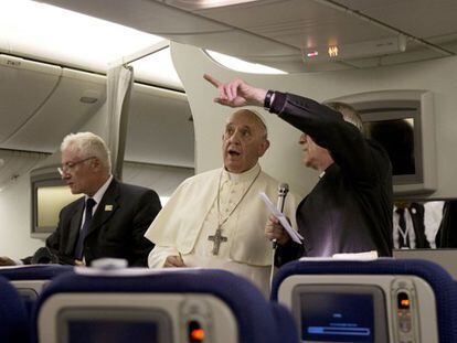 O papa Francisco no avião voltando ao Vaticano.