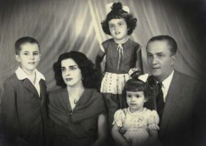 Dilma (no alto), com os irmãos e os pais.