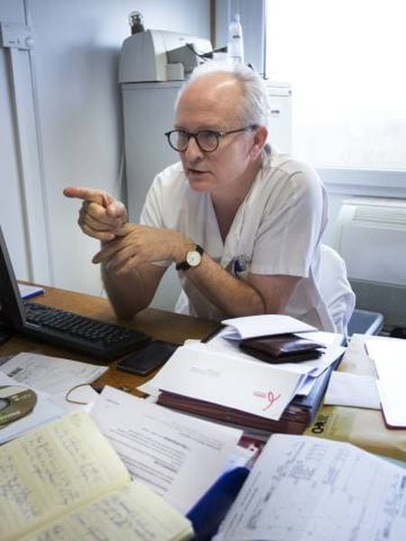 O médico belga François Damas, em uma consulta.