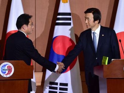 Os ministros de Relações Exteriores do Japão (esq.) e da Coreia do Sul, após o encontro.