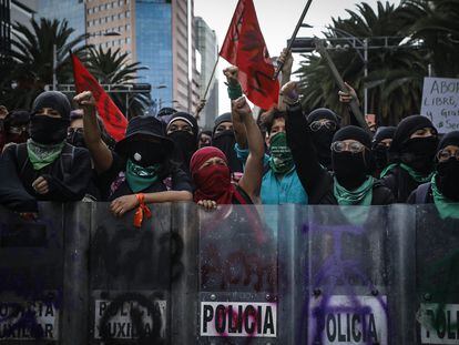 Mulheres protestam com os escudos que elas tiraram da polícia da Cidade do México, em 28 de setembro.