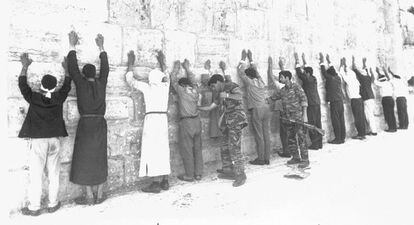 Soldados israelenses revistam prisioneiros palestinos e jordanianos na Cidade Velha de Jerusalém, em 8 de junho de 1967.